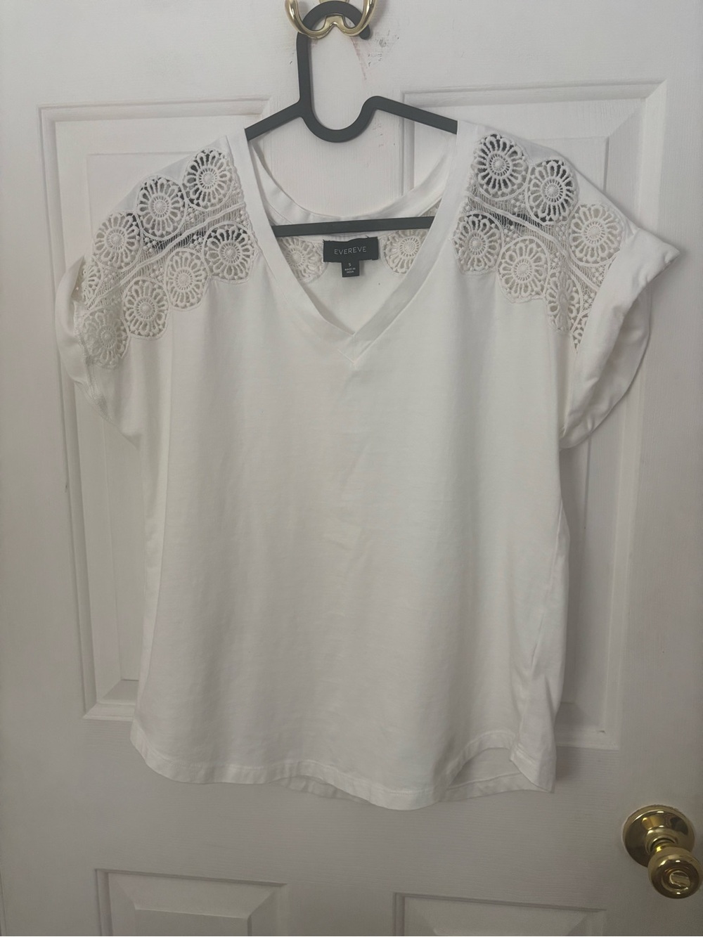 Evereve White V-Neck Short Sleeve Top with Crochet Shoulders